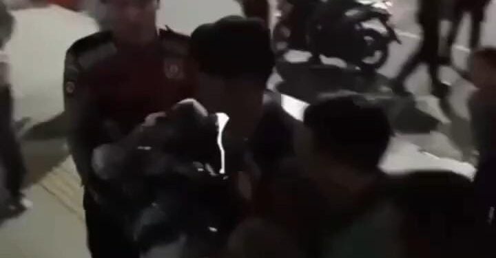 Ribuan Ojol di Medan Antri Berjam Jam Demi Sembako dan THR Berujung Ricuh dan Pingsan