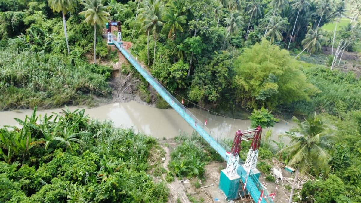 Kodim 0213/Nias Bersama Yonif TP 903/BS Rampungkan Jembatan Gantung di Desa Ononamolo III. 