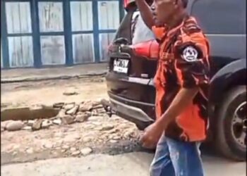 Dihadang Pria Berbaju Loreng, Bupati Deli Serdang Tetap Tenang Dan Santai Hadapi Protes