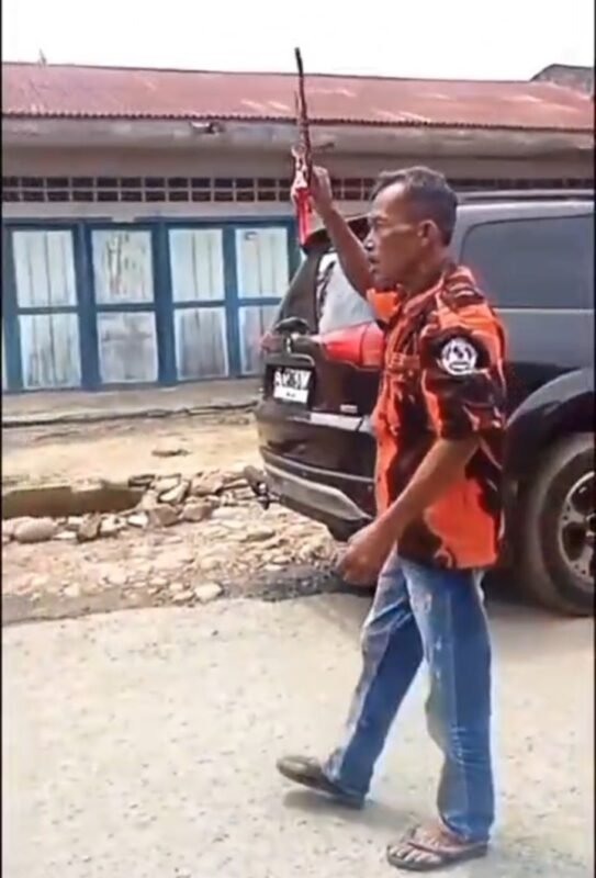 Mobil Dinas Bupati Deli Serdang Dihadang Warga