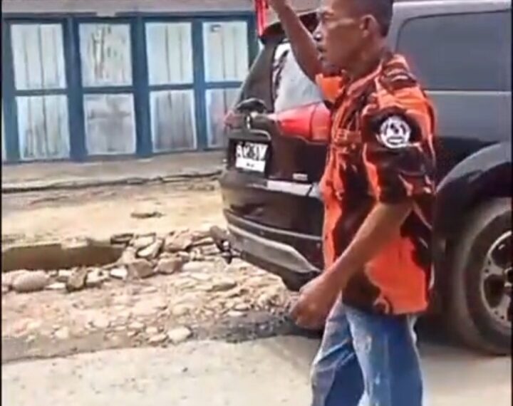 Dihadang Pria Berbaju Loreng, Bupati Deli Serdang Tetap Tenang Dan Santai Hadapi Protes