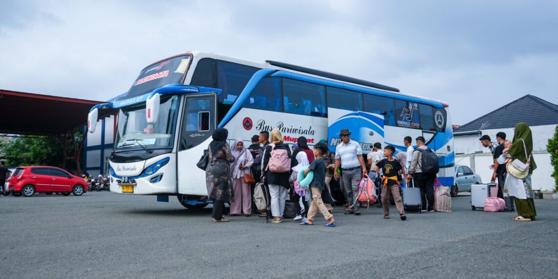 Para penumpang menaiki bus. (Dok. Dishub Aceh)