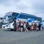 Para penumpang menaiki bus. (Dok. Dishub Aceh)
