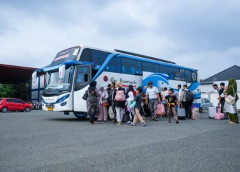 Para penumpang menaiki bus. (Dok. Dishub Aceh)