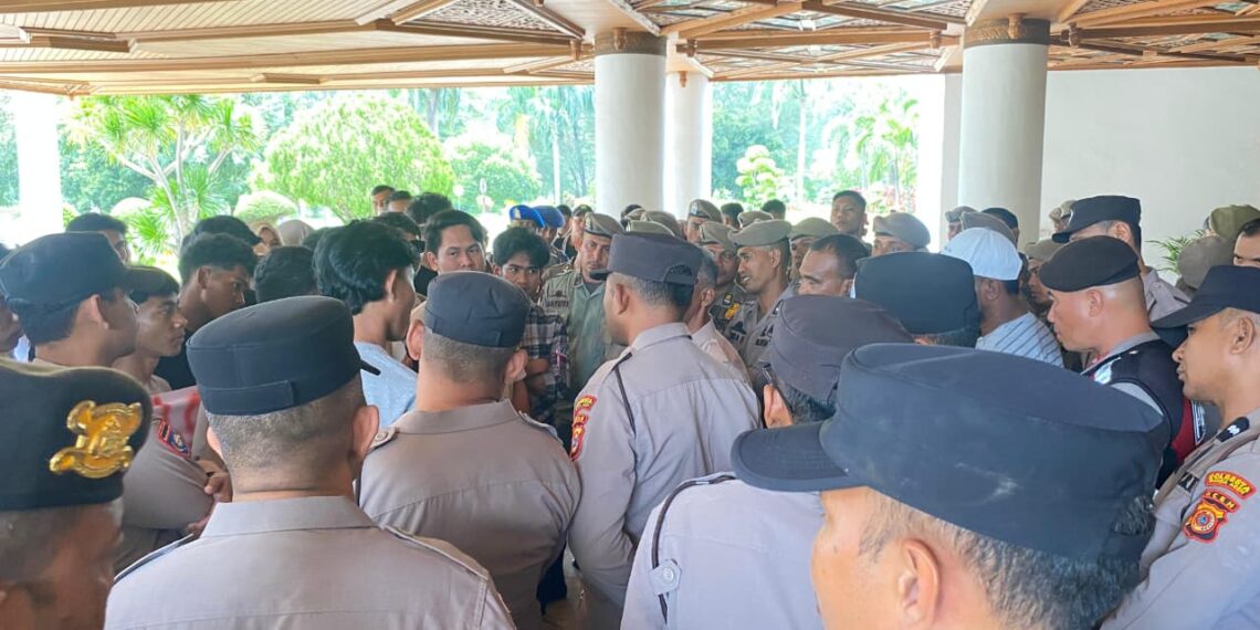 Sejumlah mahasiswa GAMPATA melakukan Aksi demo di depan Kantor Gubernur Aceh. (TubinNews/Nurul Azkia)