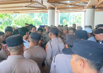 Sejumlah mahasiswa GAMPATA melakukan Aksi demo di depan Kantor Gubernur Aceh. (TubinNews/Nurul Azkia)