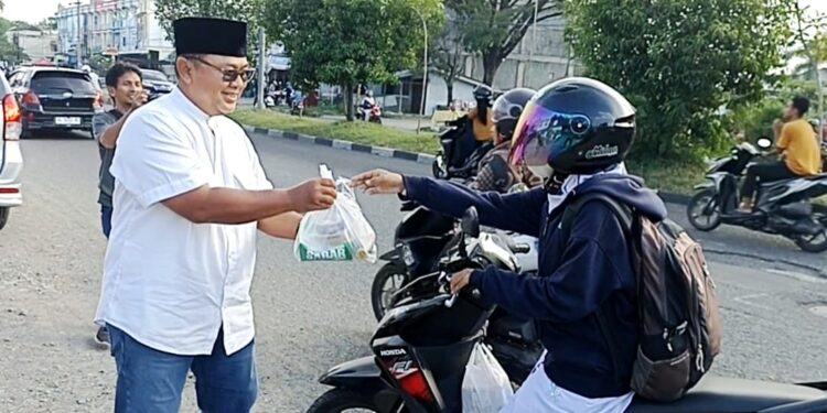 Pelindo Peduli, GM Agust Deritanto Pimpin Langsung Aksi Berbagi Takjil di Banda Aceh