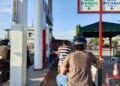 Sejumlah pengendara mengantre untuk mengisi bahan bakar minyak (BBM) di SPBU Aneuk Galong, Aceh Besar, Kamis (2/4/2026). (TubinNews/Riska Amelia)
