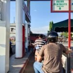 Sejumlah pengendara mengantre untuk mengisi bahan bakar minyak (BBM) di SPBU Aneuk Galong, Aceh Besar, Kamis (2/4/2026). (TubinNews/Riska Amelia)