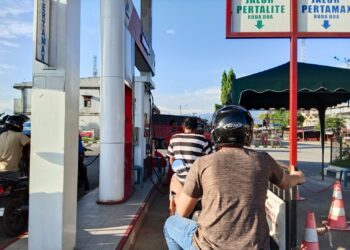 Sejumlah pengendara mengantre untuk mengisi bahan bakar minyak (BBM) di SPBU Aneuk Galong, Aceh Besar, Kamis (2/4/2026). (TubinNews/Riska Amelia)
