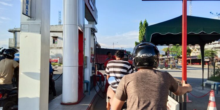 Sejumlah pengendara mengantre untuk mengisi bahan bakar minyak (BBM) di SPBU Aneuk Galong, Aceh Besar, Kamis (2/4/2026). (TubinNews/Riska Amelia)