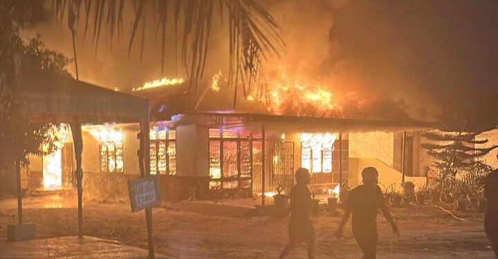 Satu Rumah Warga di Pantai Labu Dilalap Api, Damkar Bergerak Cepat Padamkan Kebakaran