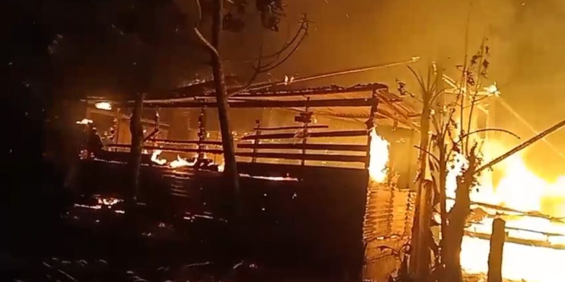 Kebakaran Dini Hari, Kafe Milik Kades Bulu Hadek di Danau Laut Tawar Hangus Dilalap Api