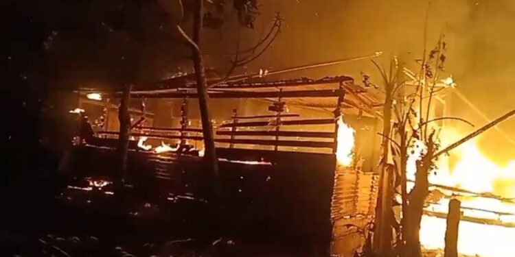 Kebakaran Dini Hari, Kafe Milik Kades Bulu Hadek di Danau Laut Tawar Hangus Dilalap Api