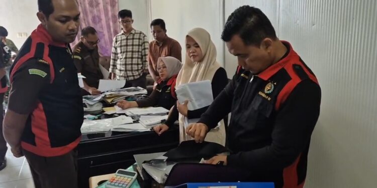 Sejumlah Berkas Diamankan Terkait Penggeledahan Kantor PT Perindo Unit Simeulue Terkait Dugaan Korupsi