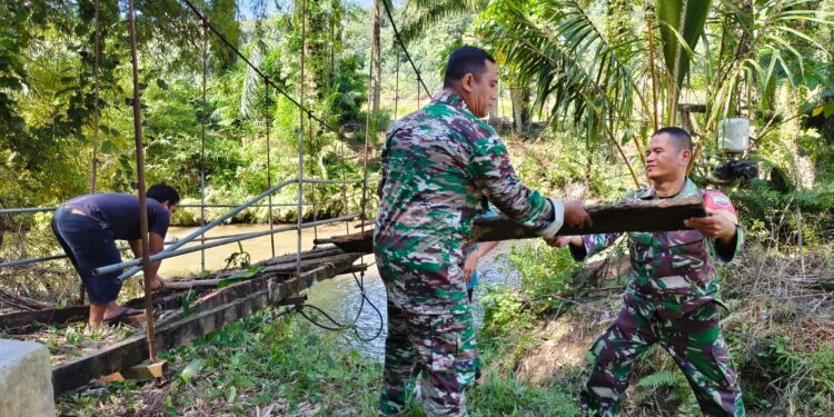 Kodim 0212/TS Bersama Warga Mulai Bangun Jembatan Gantung di Padang Bolak Julu