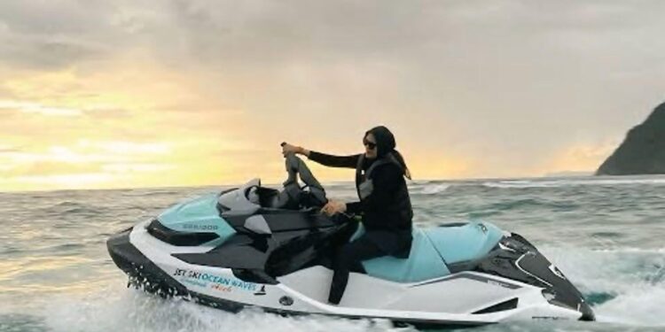 Wisata Jetski di Gelombang Pantai Lampuuk Aceh Besar