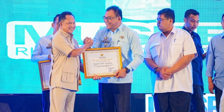 Bupati Deli Serdang Teken MoU dan Raih Penghargaan Mendagri