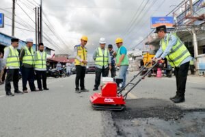 Bupati Aceh Barat Luncurkan AMP Mini Untuk Perbaikan Jalan Berlubang