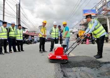 Bupati Aceh Barat Luncurkan AMP Mini Untuk Perbaikan Jalan Berlubang