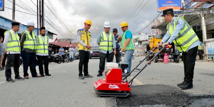 Bupati Aceh Barat Luncurkan AMP Mini Untuk Perbaikan Jalan Berlubang