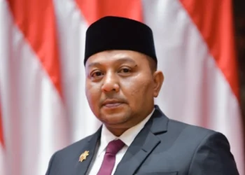 Mualem Lantik Reza Saputra Jadi Kasatpol PP dan WH Aceh