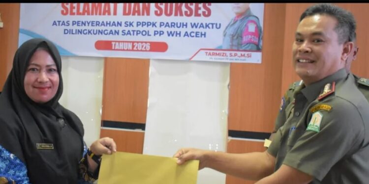Satpol PP dan WH Aceh Serahkan SK PPPK Paruh Waktu 2026