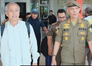 Kabid Tibumtranmas Satpol PP Aceh Jemput Direktur Kemendagri di Bandara SIM