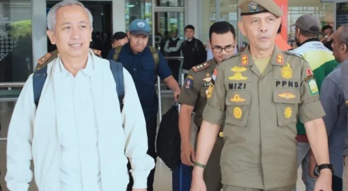 Kabid Tibumtranmas Satpol PP Aceh Jemput Direktur Kemendagri di Bandara SIM