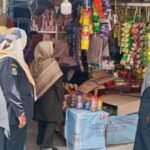 Petugas WH wanita Aceh melakukan patroli Jumat di kawasan Banda Aceh