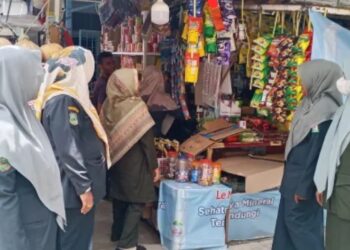 Petugas WH wanita Aceh melakukan patroli Jumat di kawasan Banda Aceh