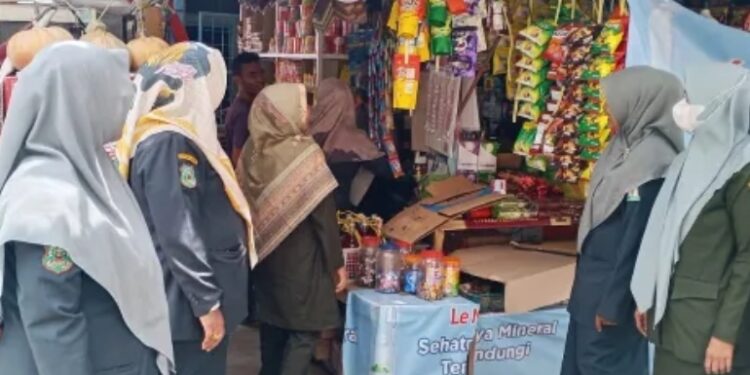 Petugas WH wanita Aceh melakukan patroli Jumat di kawasan Banda Aceh