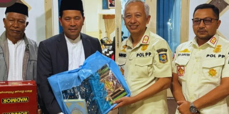 Didampingi Satpol PP Aceh, Direktur Pol PP Kemendagri Serahkan Bantuan Presiden di Aceh Tengah