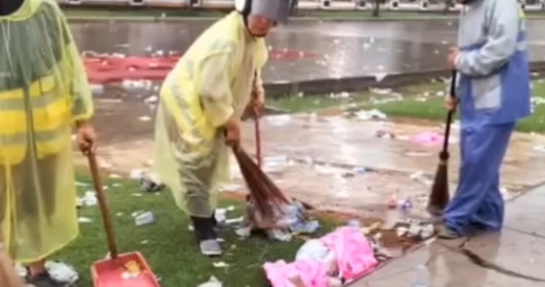 Tim DLH Aceh Barat Garcep Bersihkan Sampah Masjid Agung Pasca Tabligh Akbar