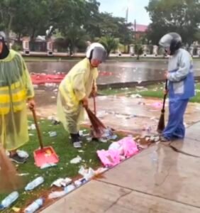 Tim DLH Aceh Barat Garcep Bersihkan Sampah Masjid Agung Pasca Tabligh Akbar