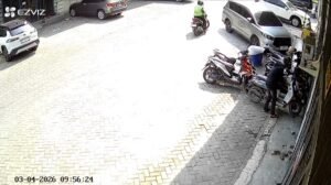 Diduga Pelaku Curanmor Modus Ojol Terekam CCTV di Cemara Asri