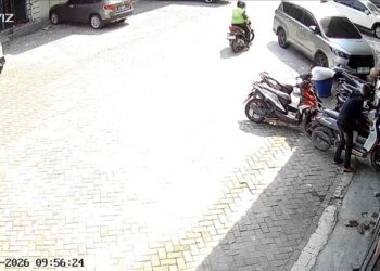 Diduga Pelaku Curanmor Modus Ojol Terekam CCTV di Cemara Asri, Warga Resah