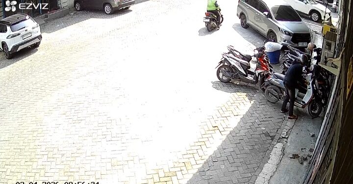 Diduga Pelaku Curanmor Modus Ojol Terekam CCTV di Cemara Asri