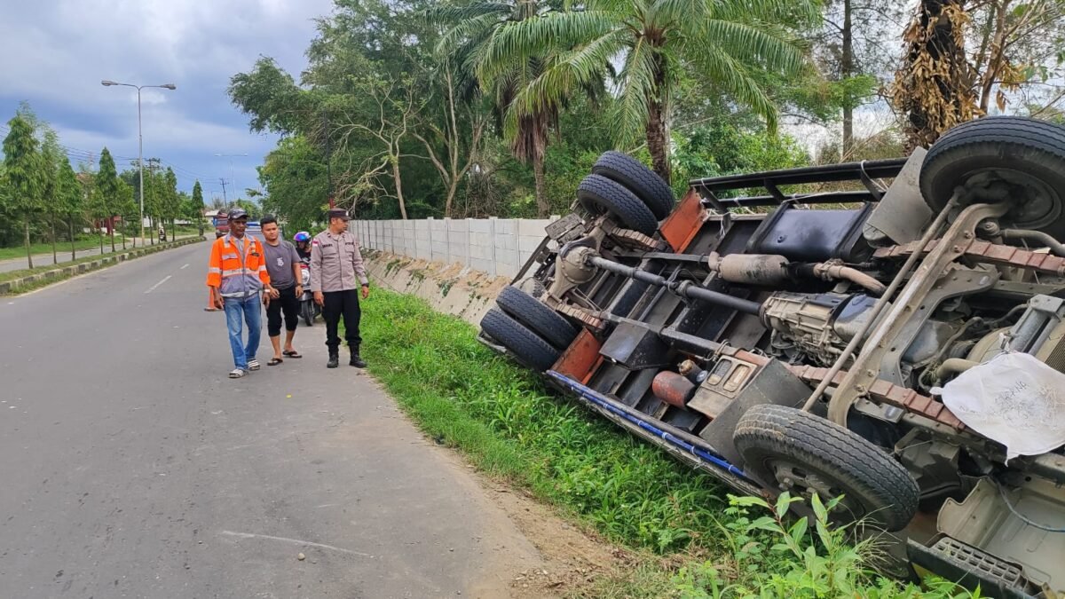 Hindari Tabrakan, Truk Colt Diesel Terbalik ke Parit di Simpang Pelabuhan Muara Satu