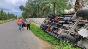 Hindari Tabrakan, Truk Colt Diesel Terbalik ke Parit di Simpang Pelabuhan Muara Satu