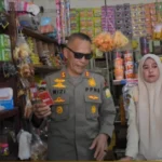 Petugas menyita rokok ilegal dalam operasi gabungan di Aceh Tenggara