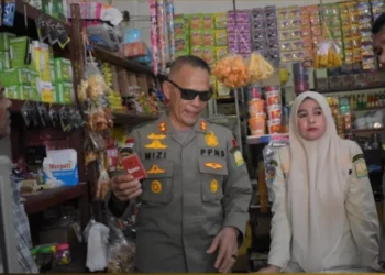 Petugas menyita rokok ilegal dalam operasi gabungan di Aceh Tenggara
