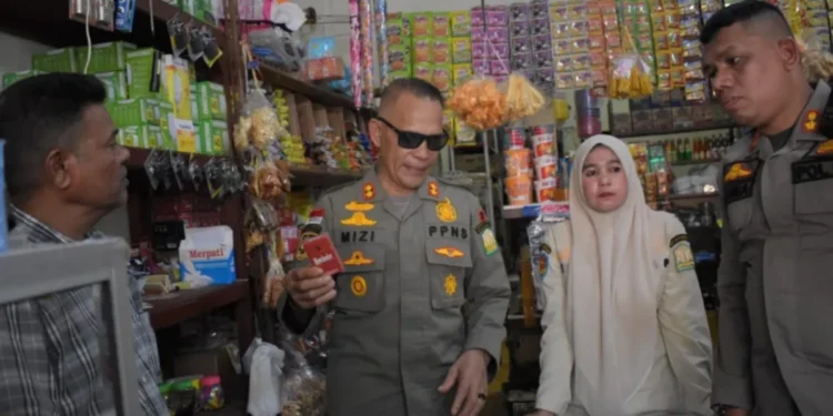Petugas menyita rokok ilegal dalam operasi gabungan di Aceh Tenggara