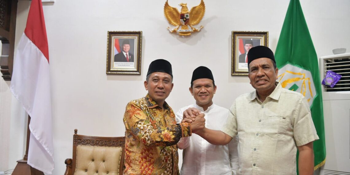 Bupati dan Wakil Bupati Pidie Jaya berangkulan usai mediasi bersama Wakil Gubernur Aceh di Banda Aceh