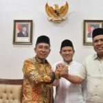 Bupati dan Wakil Bupati Pidie Jaya berangkulan usai mediasi bersama Wakil Gubernur Aceh di Banda Aceh
