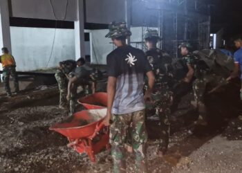 Kodim 0105/Abar All Out Bekerja Siang-Malam untuk Selesaikan Pembangunan KDKMP, Cuaca Hujan : Fabrikasi Rangka Baja di Workshop