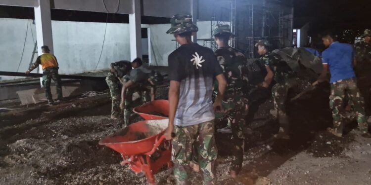 Kodim 0105/Abar All Out Bekerja Siang-Malam untuk Selesaikan Pembangunan KDKMP, Cuaca Hujan : Fabrikasi Rangka Baja di Workshop