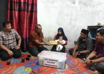 Kasat Reskrim Polres Nagan Raya Kunjungi Bayi Penderita Bocor Jantung, Berikan Bantuan dan Dukungan