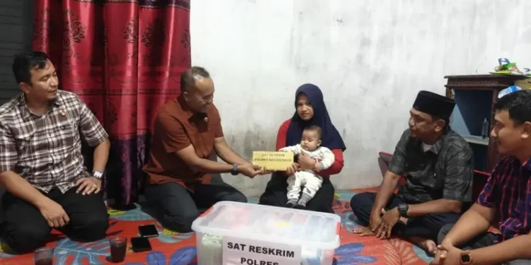Kasat Reskrim Polres Nagan Raya Kunjungi Bayi Penderita Bocor Jantung, Berikan Bantuan dan Dukungan