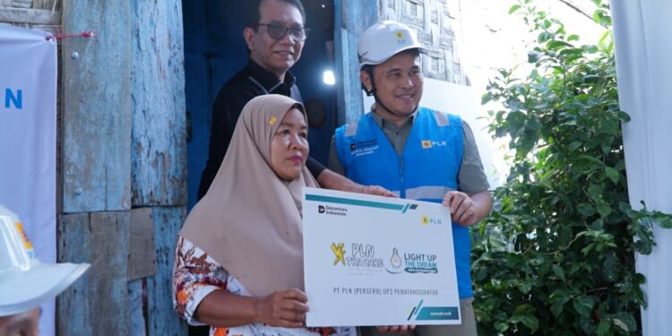 Terangi Rumah Ibu Atik, PLN Sumut Hadirkan Harapan Lewat Program Light Up The Dream